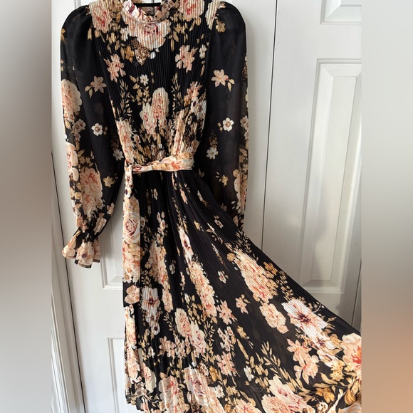 NWOT Floral Pleated Maxi Dress w Long Sheer Sleeves for Vici. Wedding Guest - threedaughtersproperties.com NWOT Floral Pleated Maxi Dress w Long Sheer Sleeves for Vici. Wedding Guest - threedaughtersproperties.com